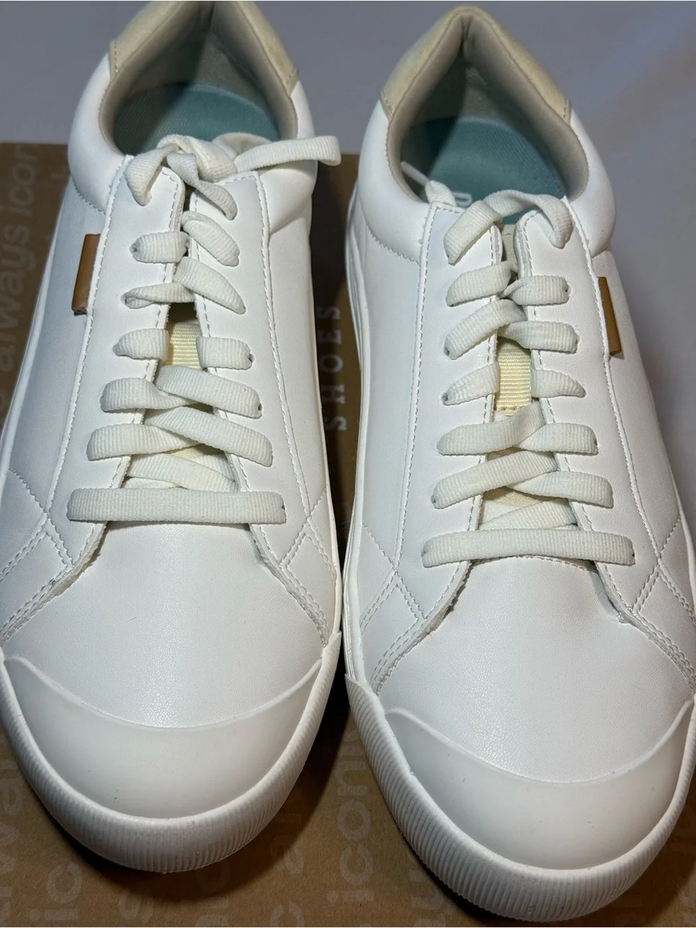 Dr Scholls Women’s Time Off Sneaker. White Faux Leather. 8.5 Medium